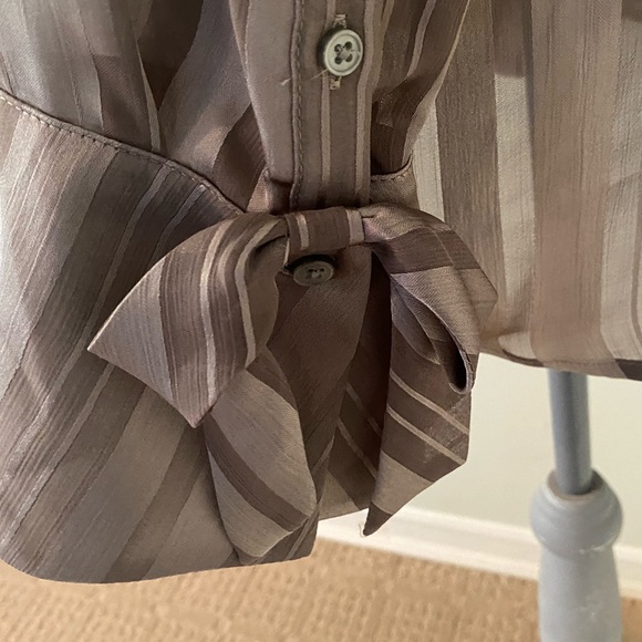 Banana Republic Blouse with pleats on front and bow detail on wrist NWOT - Picture 5 of 5